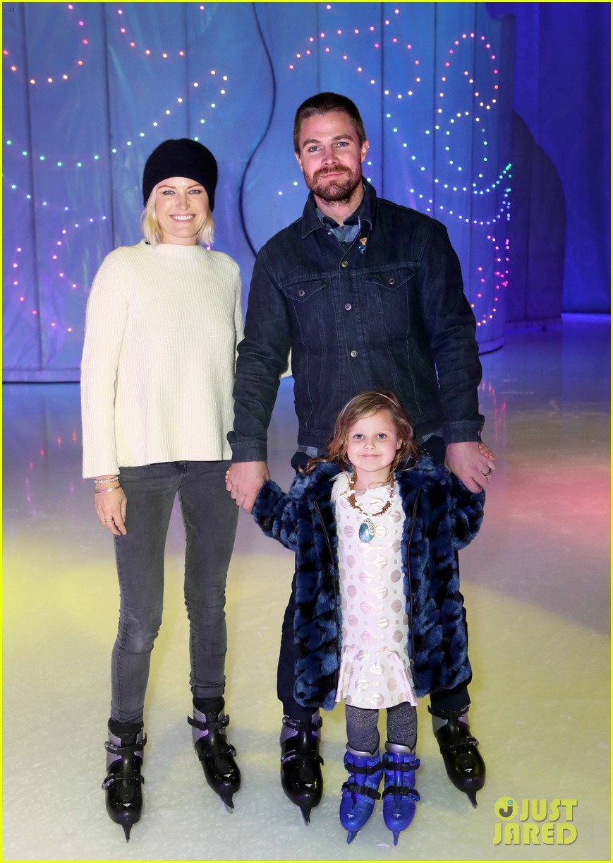 stephen amell cries after bringing daughter maverick to disney on ice 05