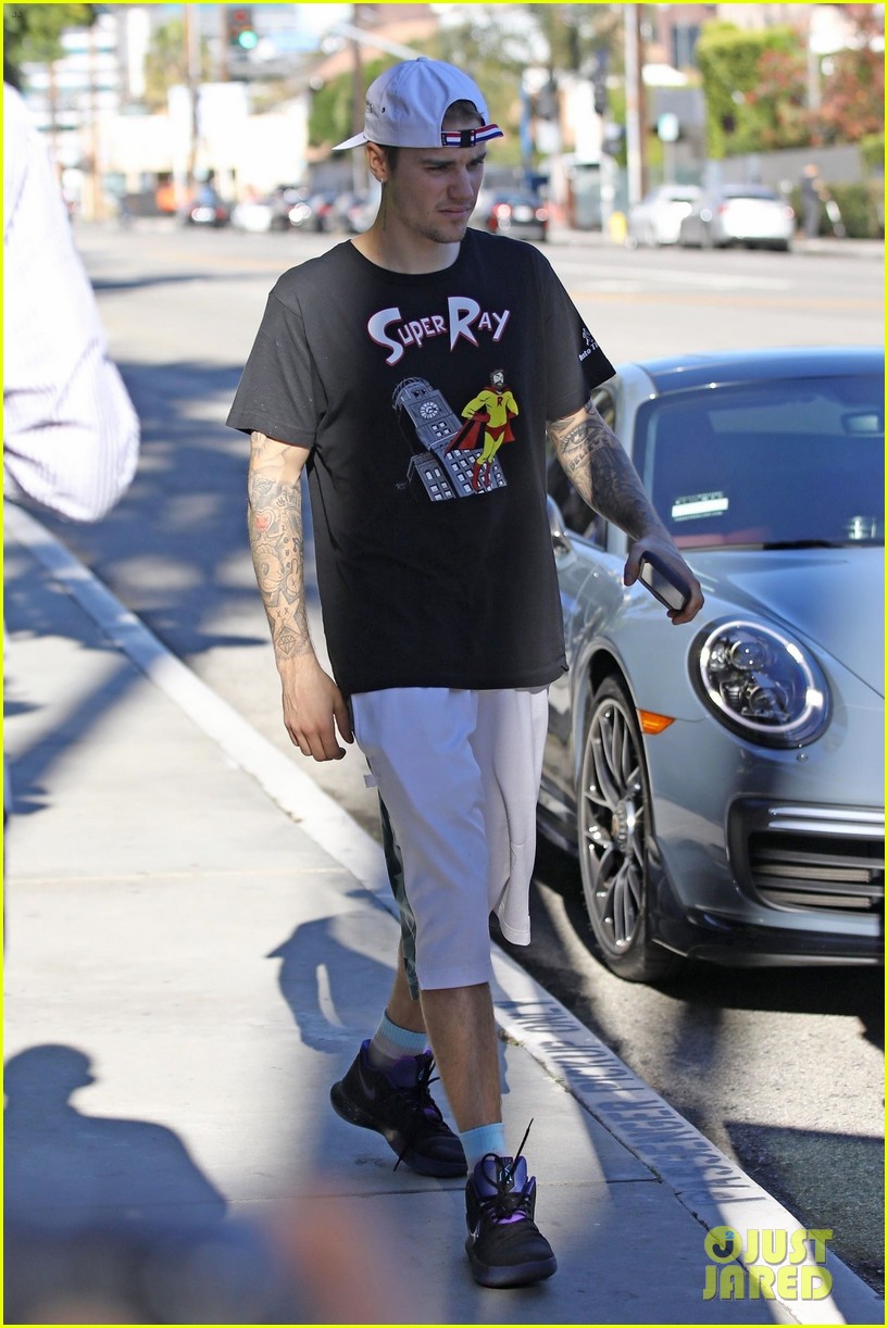 justin bieber is all smiles heading to a workout 03