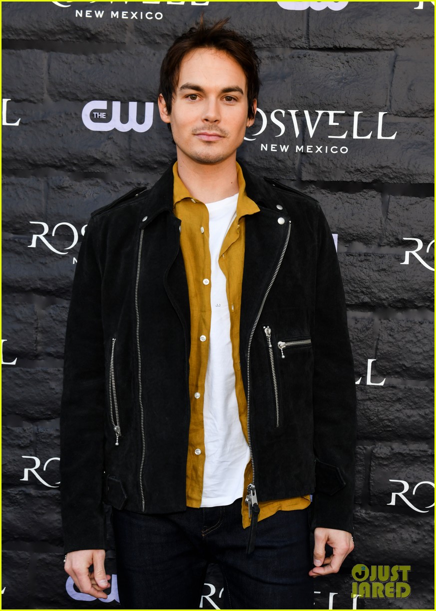 tyler blackburn joins jeanine mason nathan parsons at roswell new mexico premiere 03