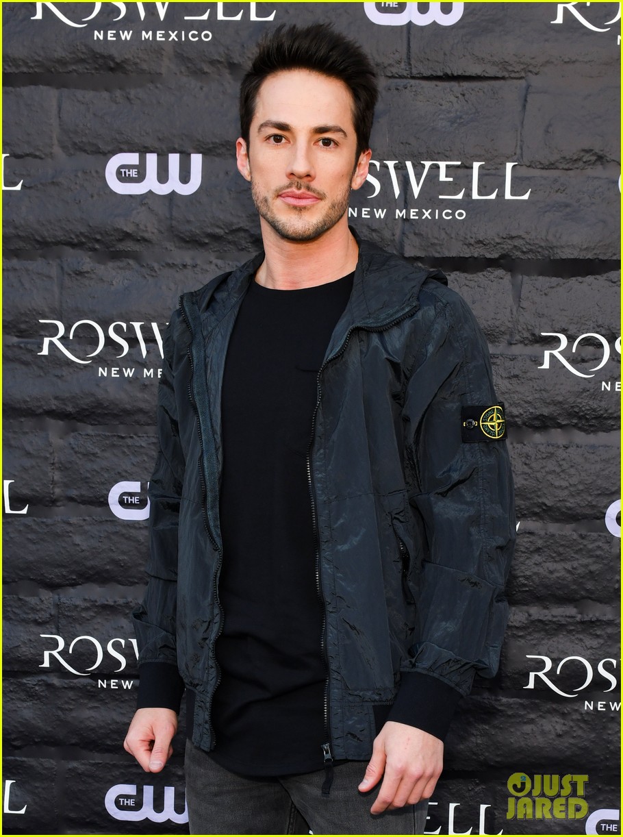 tyler blackburn joins jeanine mason nathan parsons at roswell new mexico premiere 06