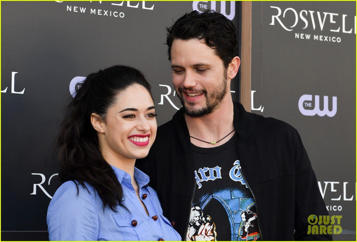 tyler blackburn joins jeanine mason nathan parsons at roswell new mexico premiere 13
