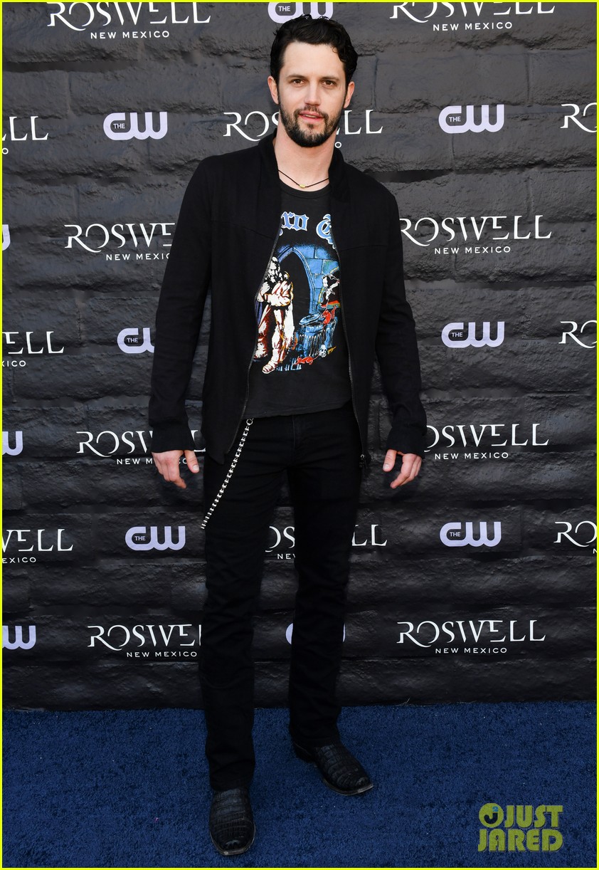tyler blackburn joins jeanine mason nathan parsons at roswell new mexico premiere 14