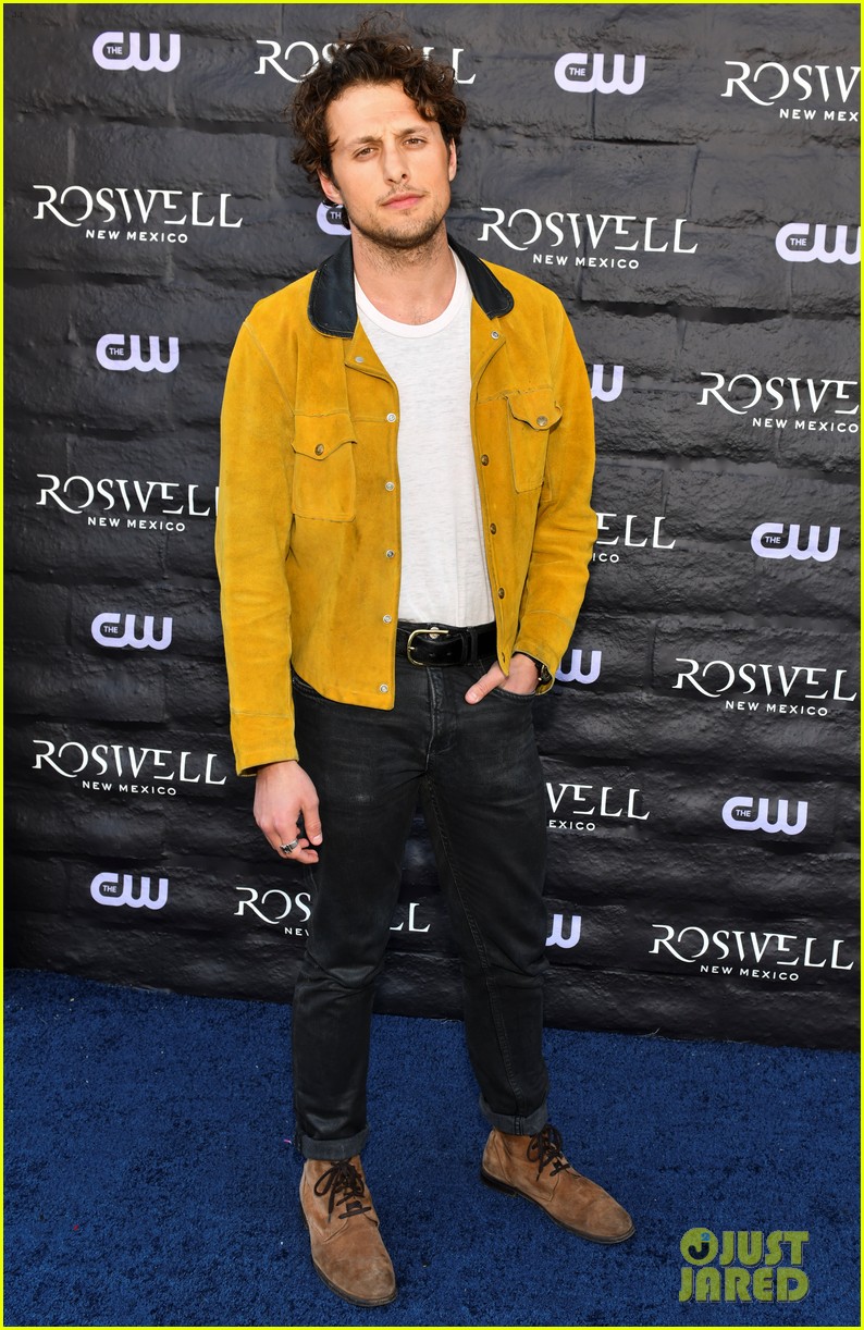 tyler blackburn joins jeanine mason nathan parsons at roswell new mexico premiere 15