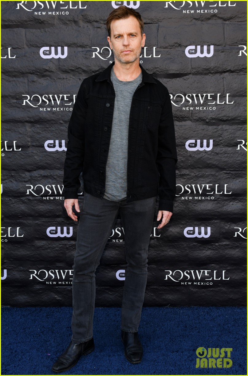 tyler blackburn joins jeanine mason nathan parsons at roswell new mexico premiere 18