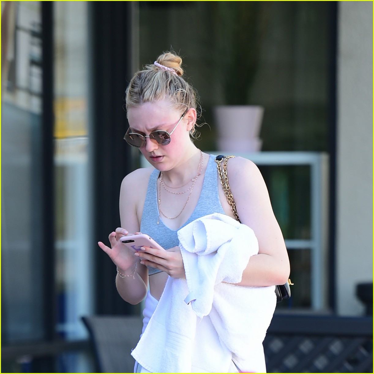 dakota fanning works out in la as sister elle steps out in nyc 05