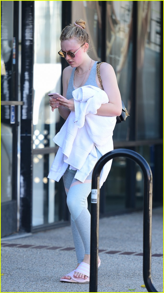 dakota fanning works out in la as sister elle steps out in nyc 07