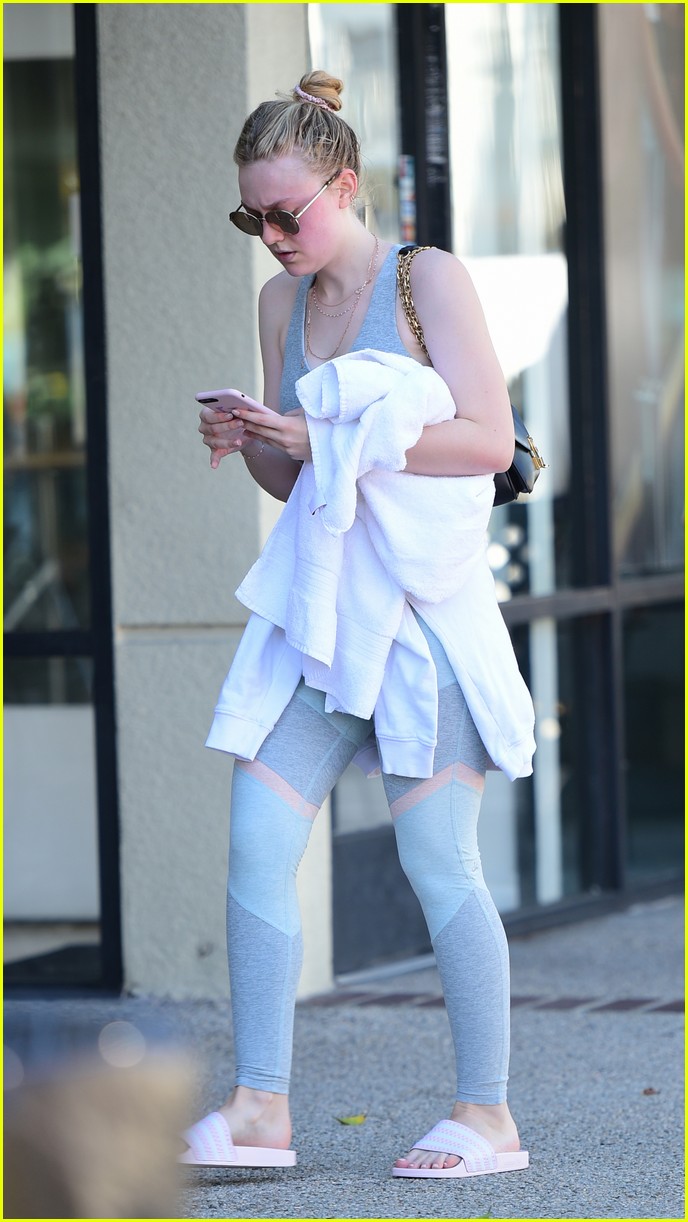 dakota fanning works out in la as sister elle steps out in nyc 08
