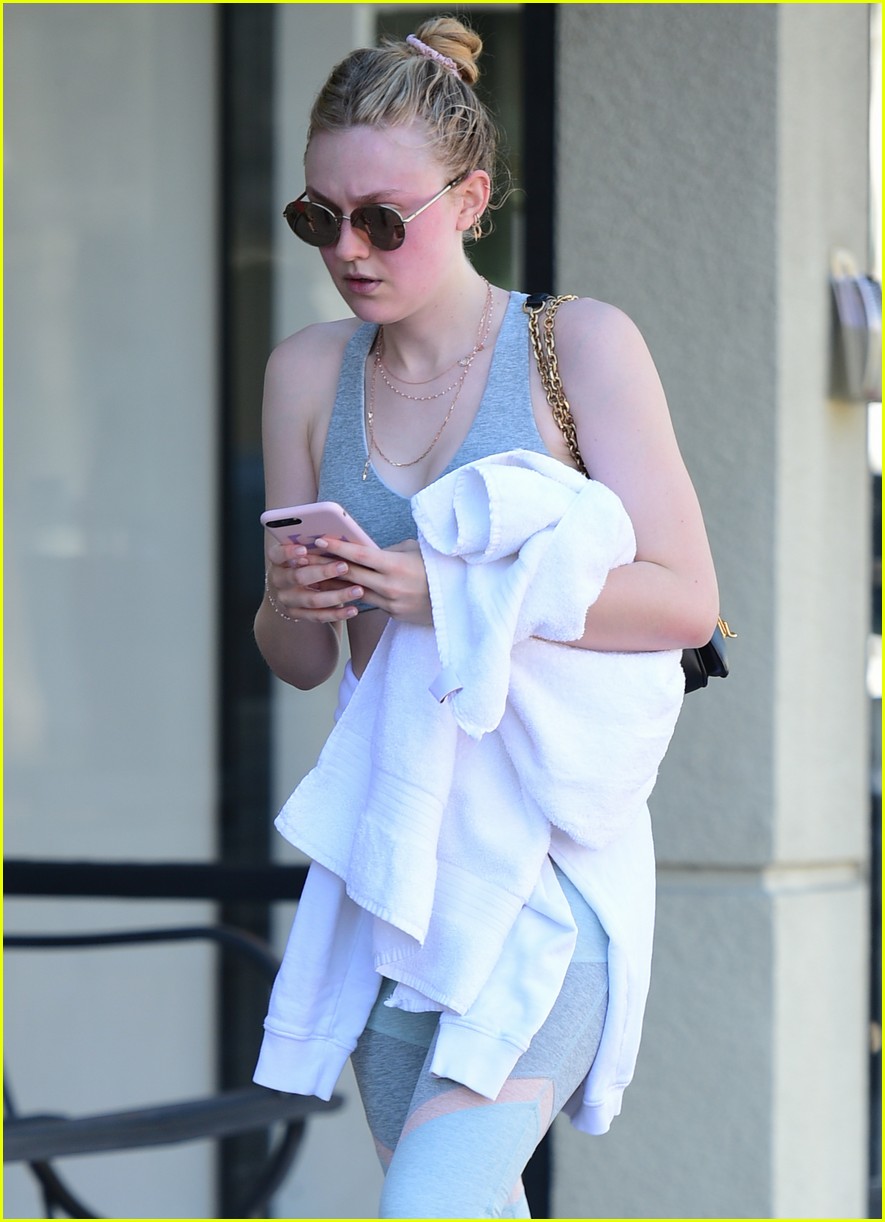 dakota fanning works out in la as sister elle steps out in nyc 09