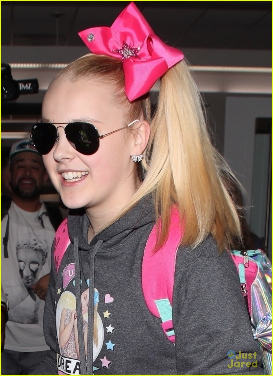 jojo siwa haters supporters airport 01