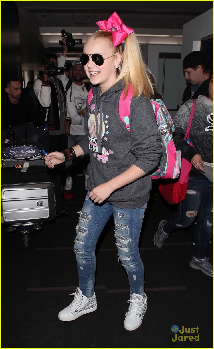 jojo siwa haters supporters airport 03