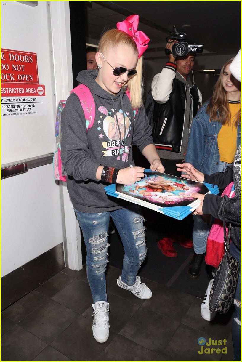 jojo siwa haters supporters airport 04