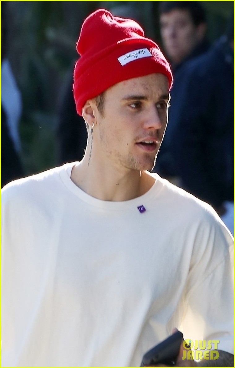 justin bieber steps out without new face tattoo 03