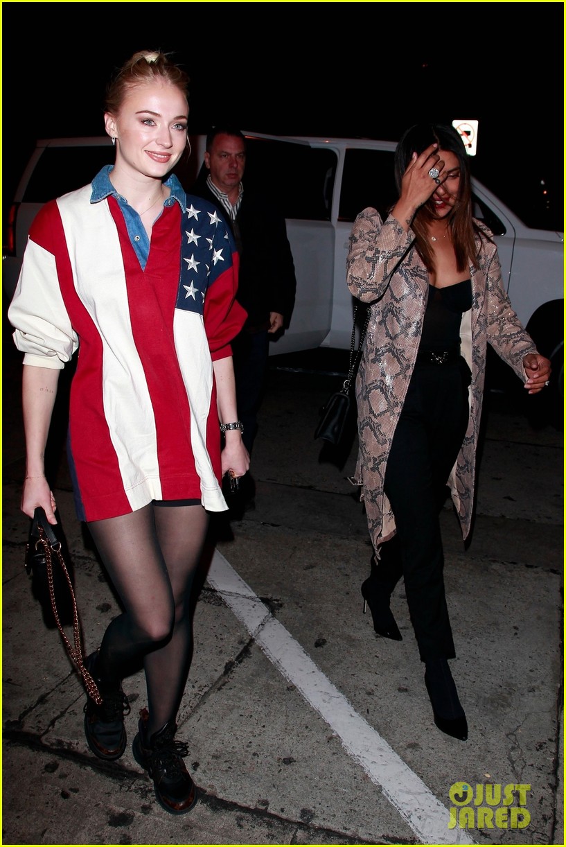 Sophie Turner Grabs Dinner with Future SisterinLaw Priyanka Chopra(02)