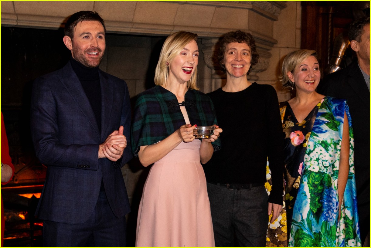 saoirse ronan is pretty in pink at mary queen of scots scotland premiere 01