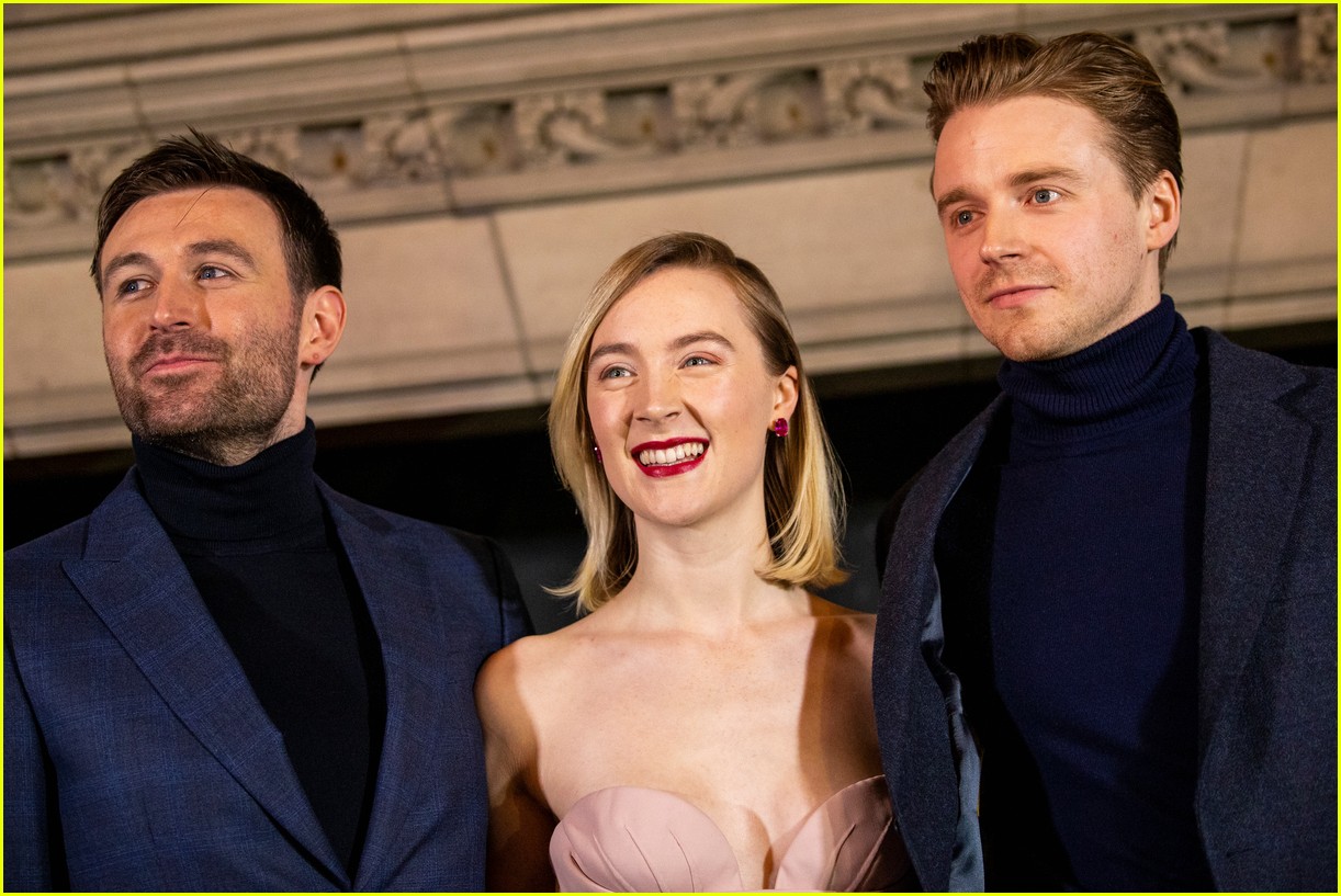 saoirse ronan is pretty in pink at mary queen of scots scotland premiere 03