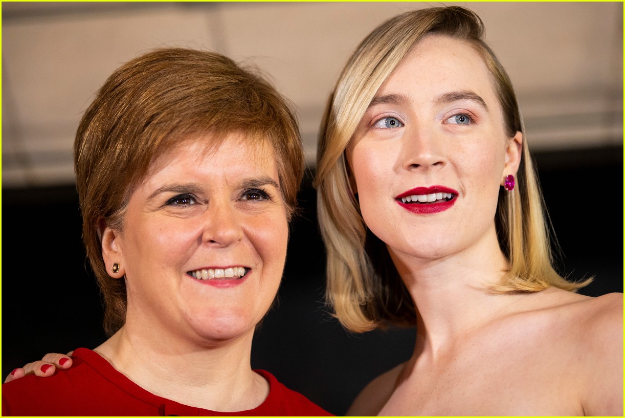 saoirse ronan is pretty in pink at mary queen of scots scotland premiere 12
