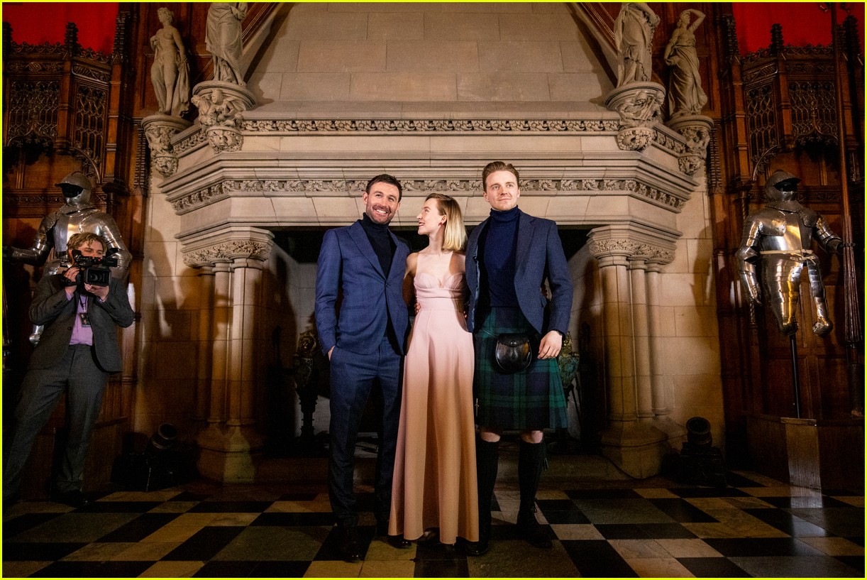 saoirse ronan is pretty in pink at mary queen of scots scotland premiere 16