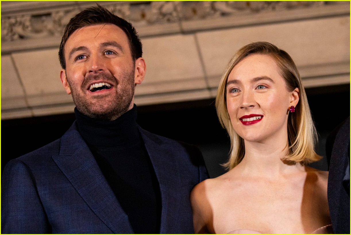 saoirse ronan is pretty in pink at mary queen of scots scotland premiere 20