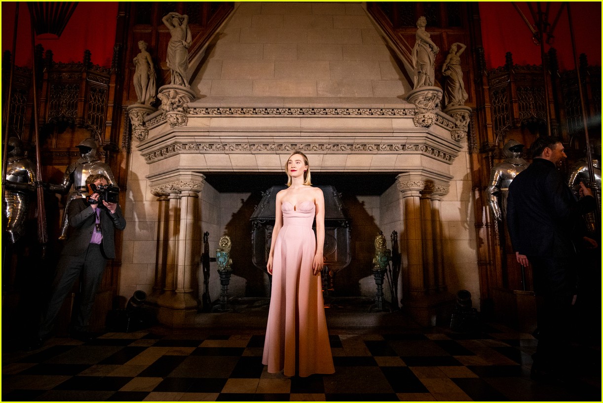 saoirse ronan is pretty in pink at mary queen of scots scotland premiere 22