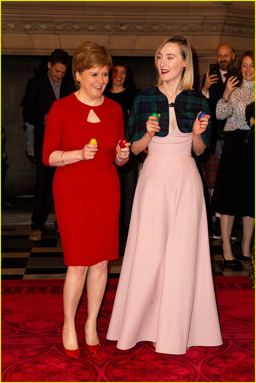 saoirse ronan is pretty in pink at mary queen of scots scotland premiere 31