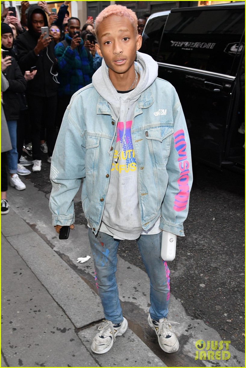 jaden and willow smith go shopping together in paris 01