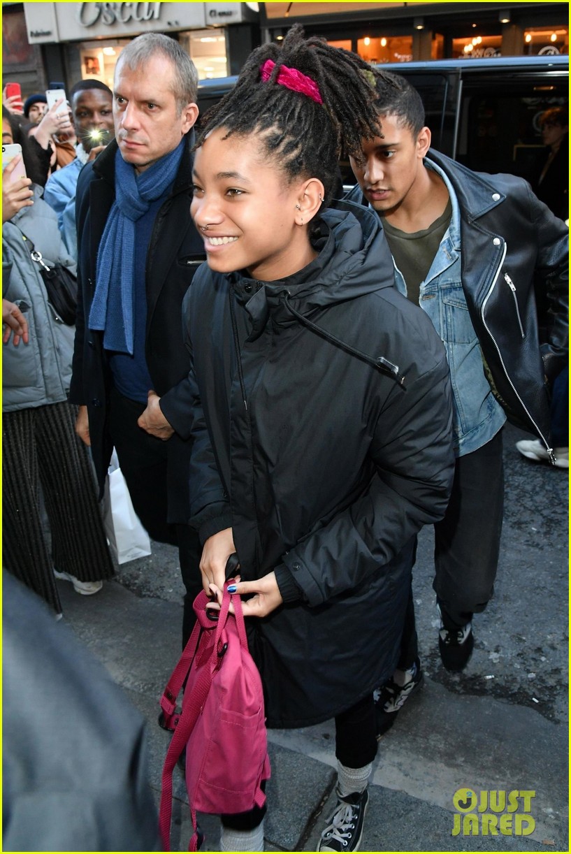 jaden and willow smith go shopping together in paris 02