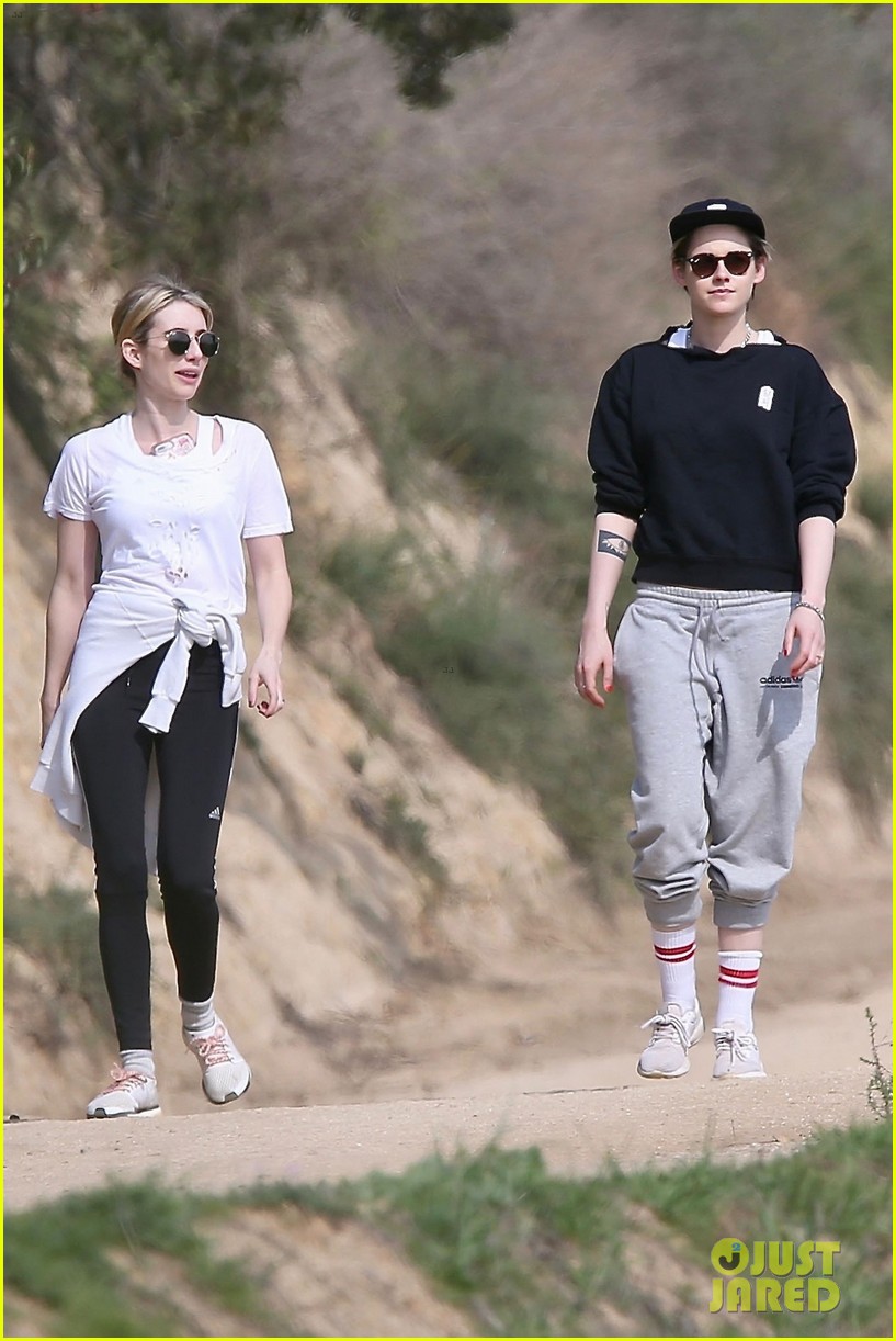 kristen stewart and emma roberts go hiking in griffith park 03