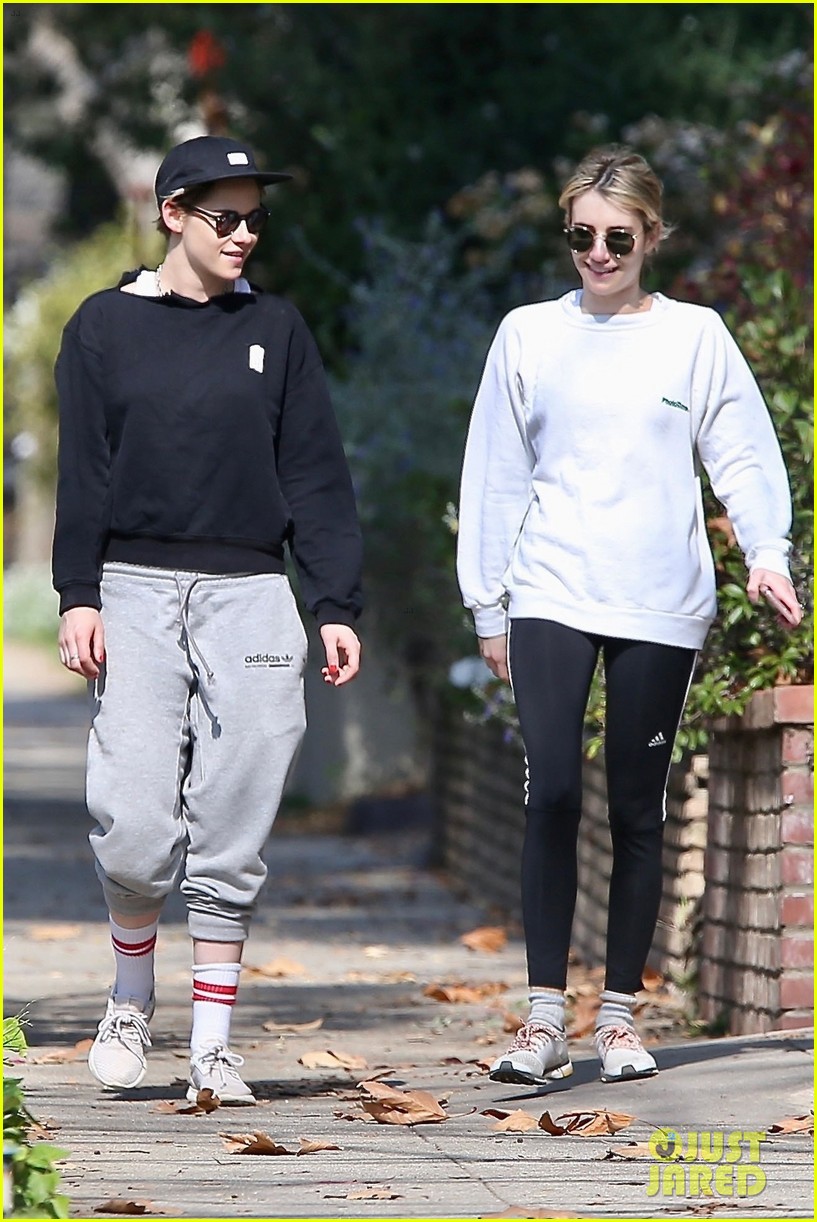 kristen stewart and emma roberts go hiking in griffith park 05