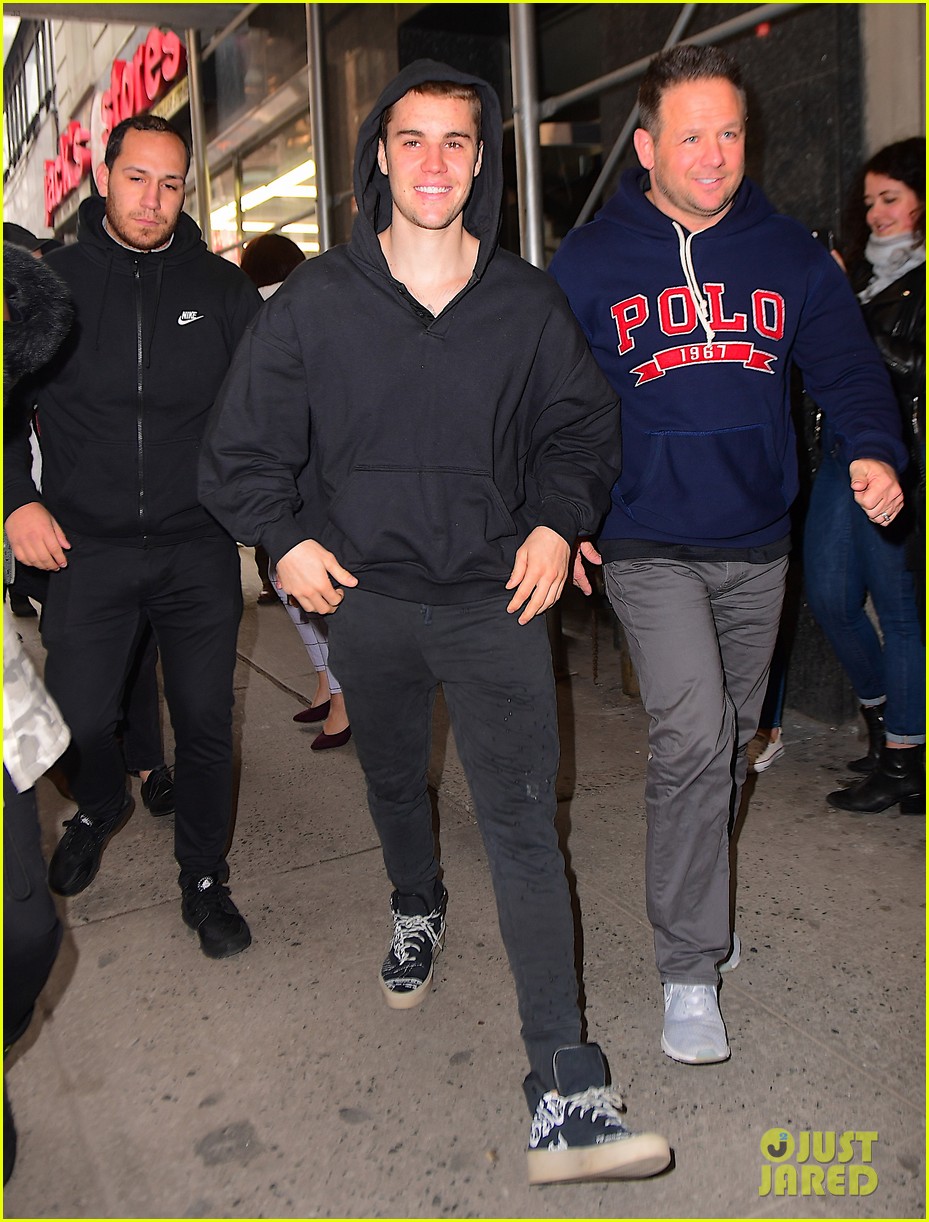 justin bieber is all smiles while stepping out in nyc 01