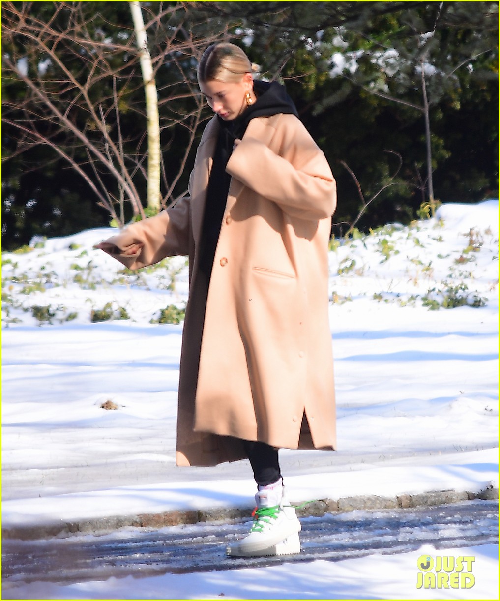 justin bieber is all smiles while stepping out in nyc 02