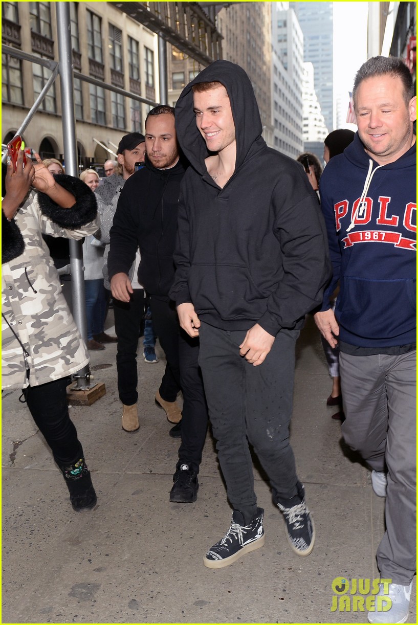 justin bieber is all smiles while stepping out in nyc 03
