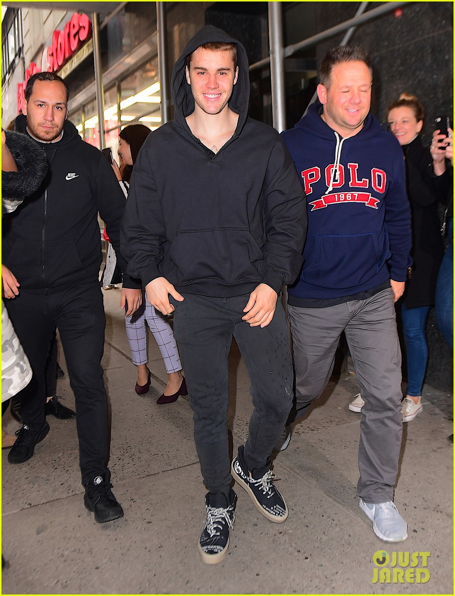 justin bieber is all smiles while stepping out in nyc 05