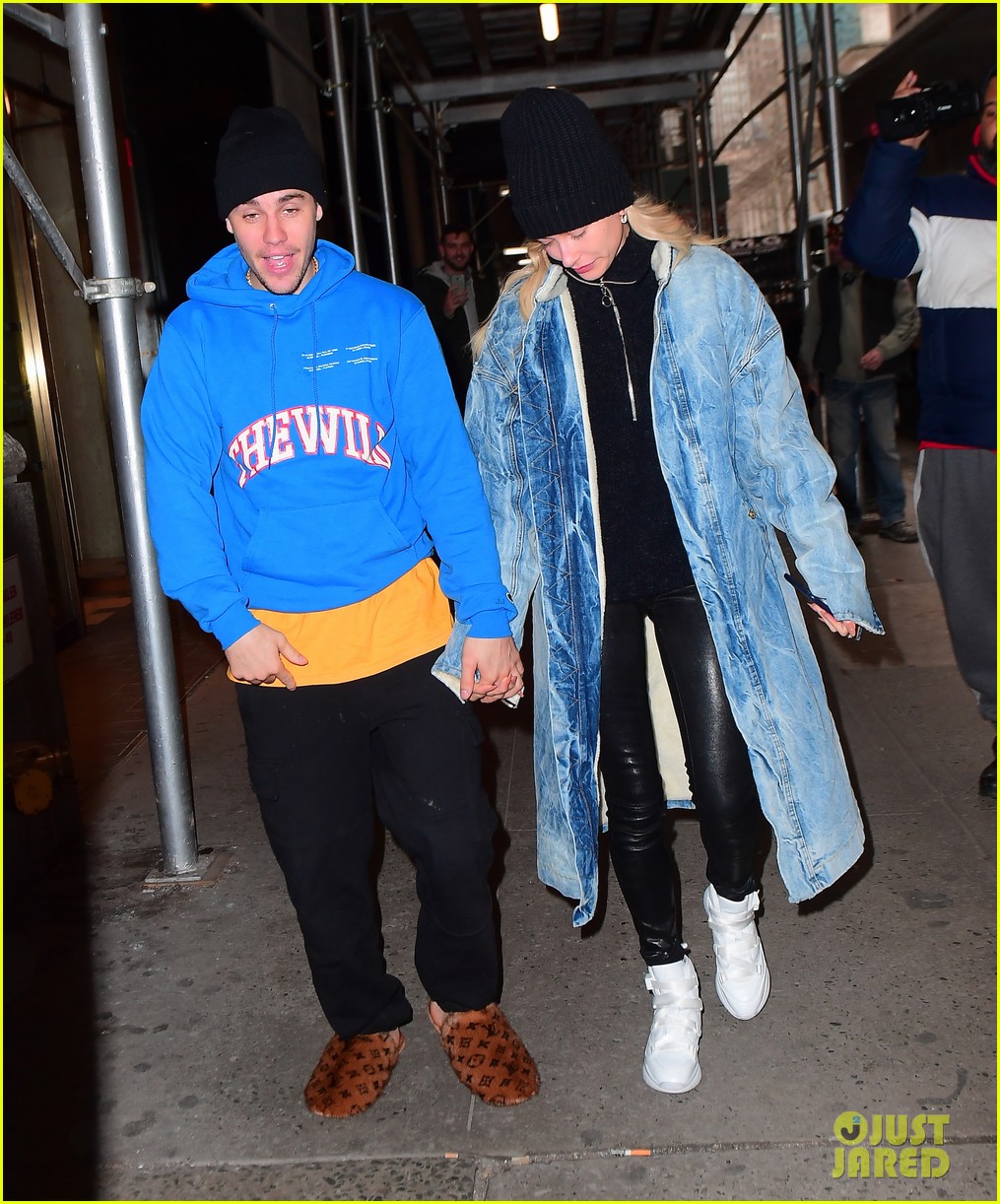 justin bieber shows off his louis vuitton slippers while out with hailey 06