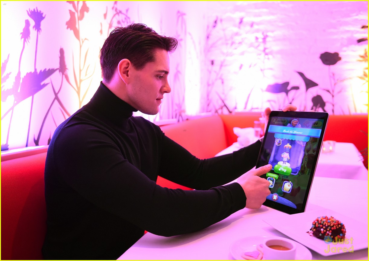 casey cott solo vday candy crush event 05