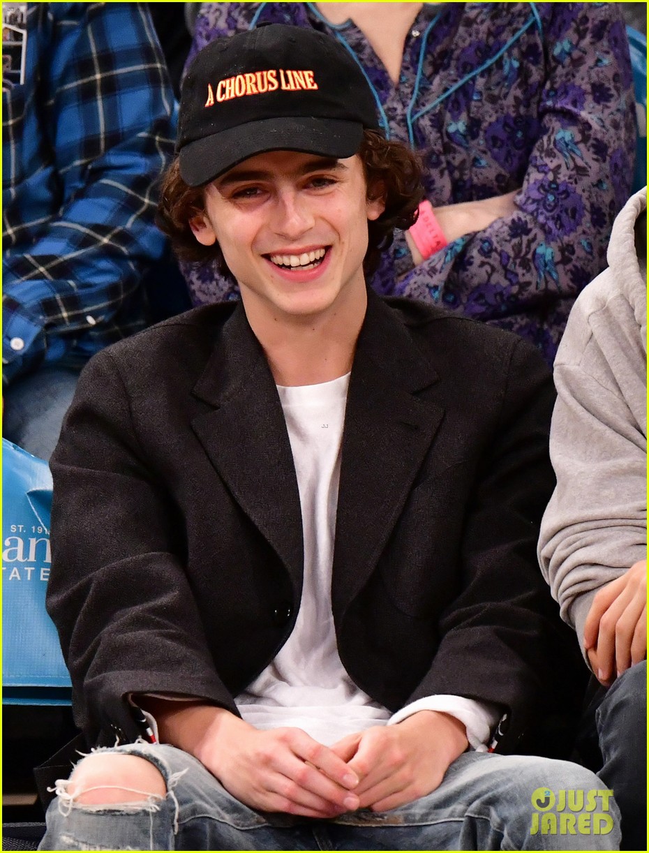 timothee chalamet spills his drink at new york knicks game 04