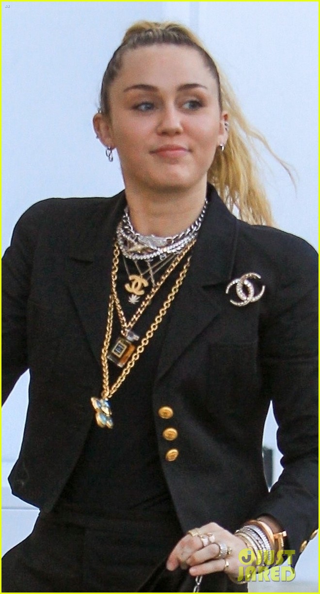 miley cyrus steps out to do some shopping in la 02