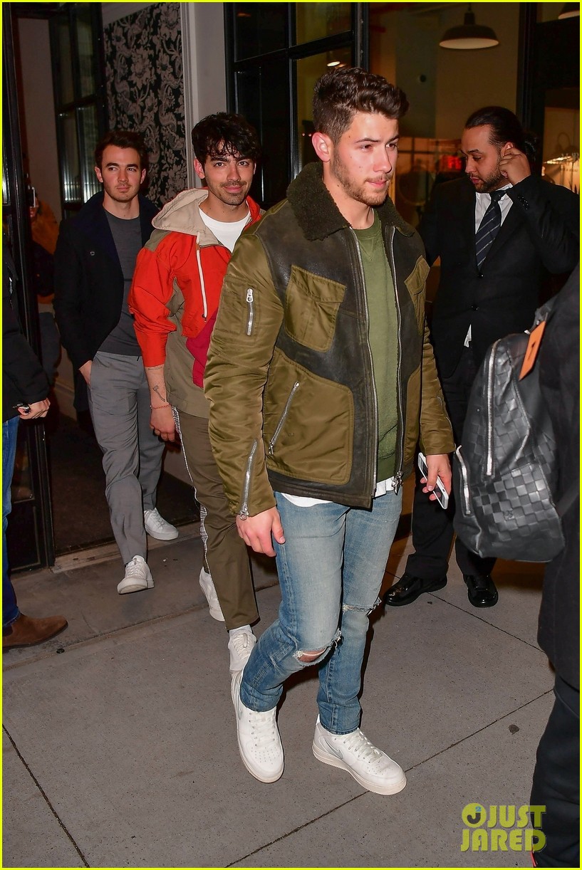 jonas brothers reunite for dinner hours before song release 08