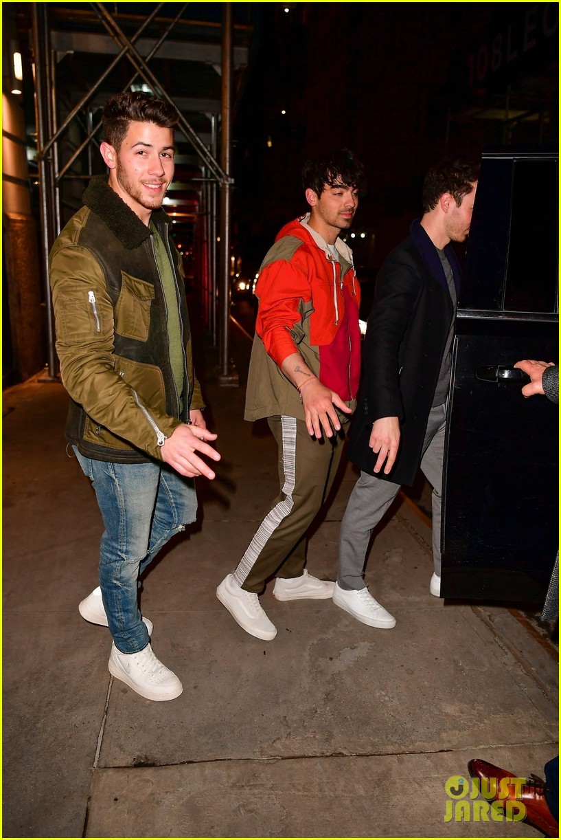 jonas brothers reunite for dinner hours before song release 09