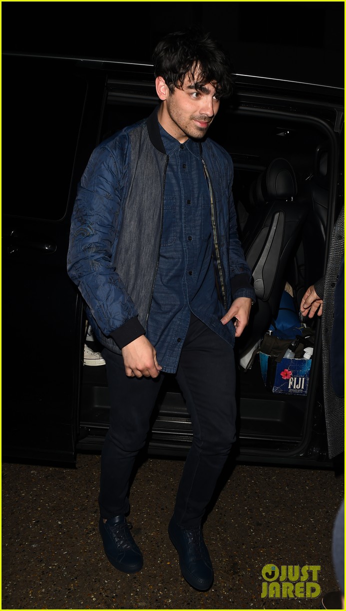 the jonas brothers enjoy a night out in london 01