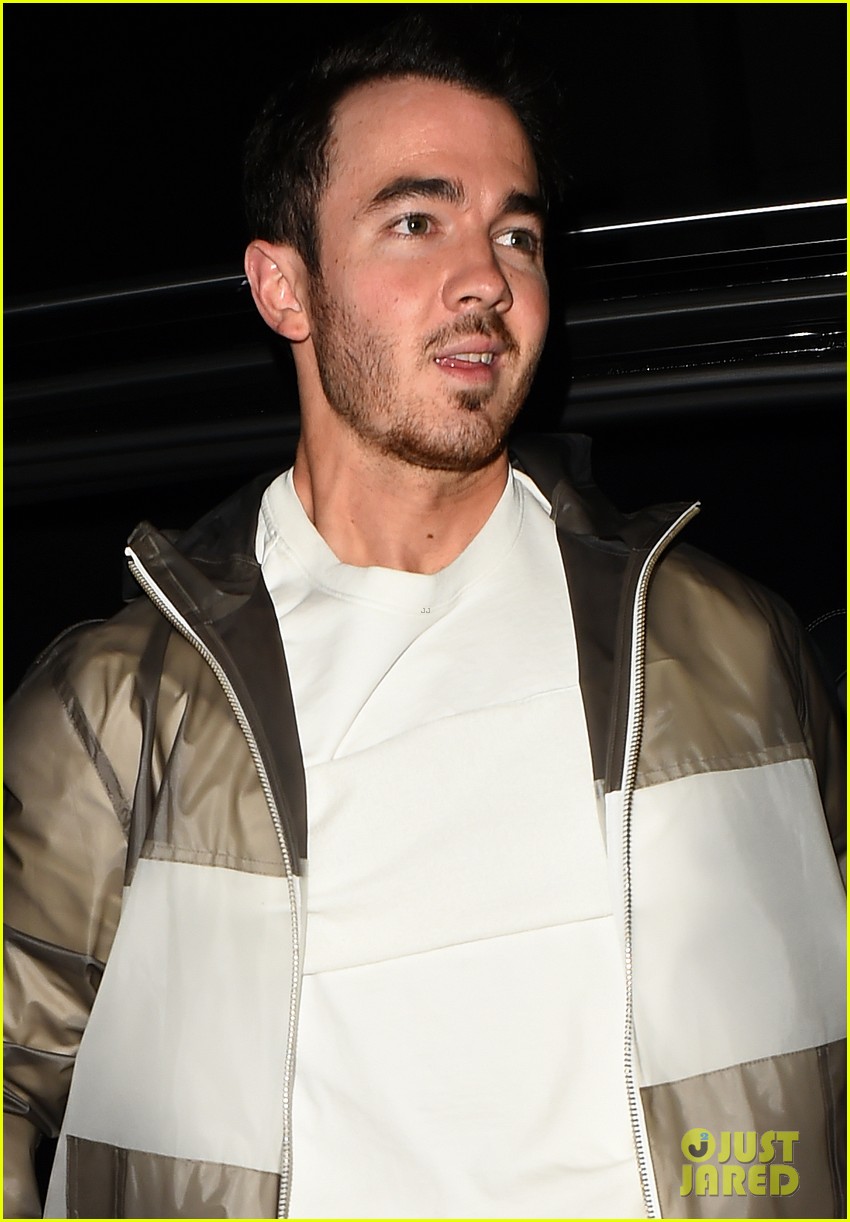 the jonas brothers enjoy a night out in london 06