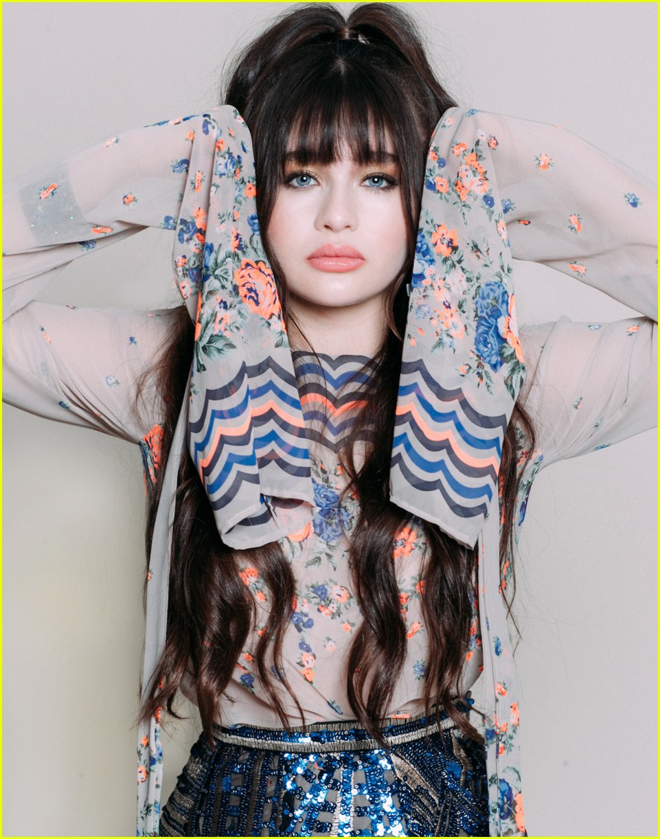 Malina Weissman imagem editorial. Imagem de blusa, personalidade - 165867600