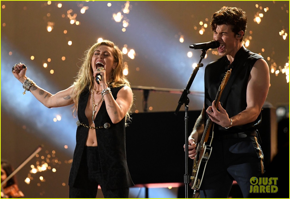 shawn mendes bares biceps grammys performance miley cyrus 01