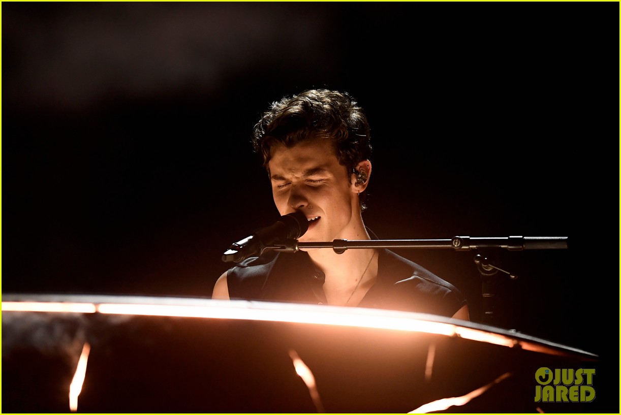 shawn mendes bares biceps grammys performance miley cyrus 03