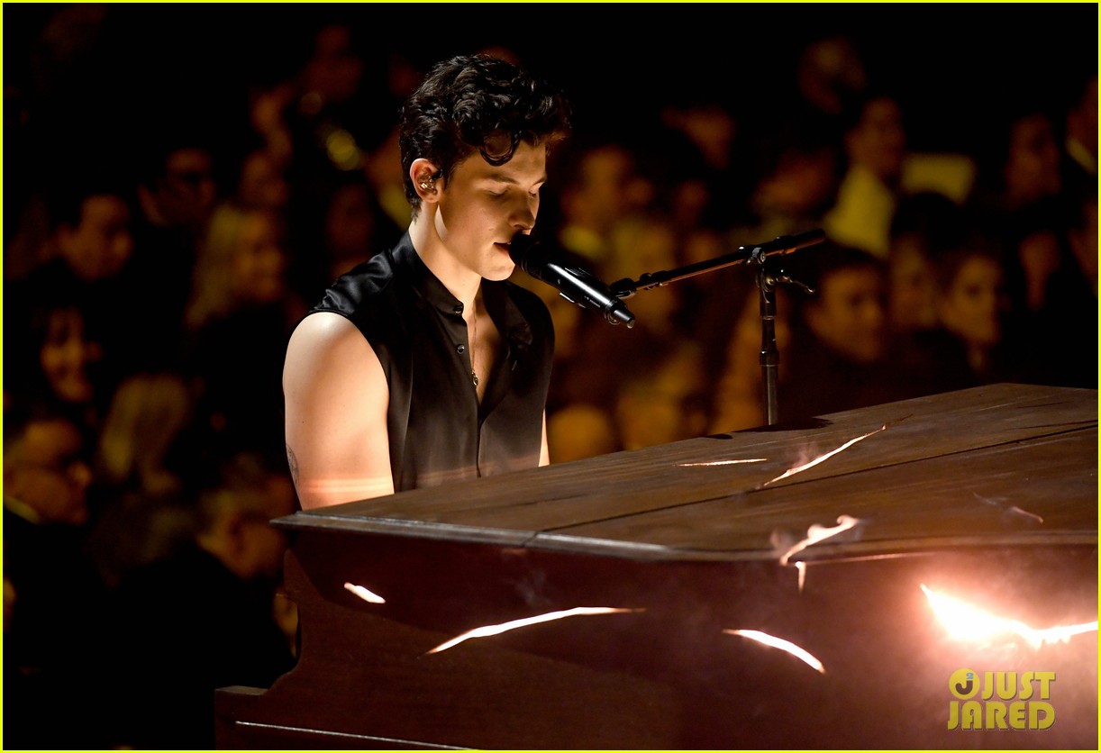 shawn mendes bares biceps grammys performance miley cyrus 06