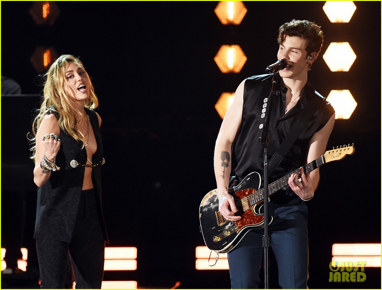 shawn mendes bares biceps grammys performance miley cyrus 09