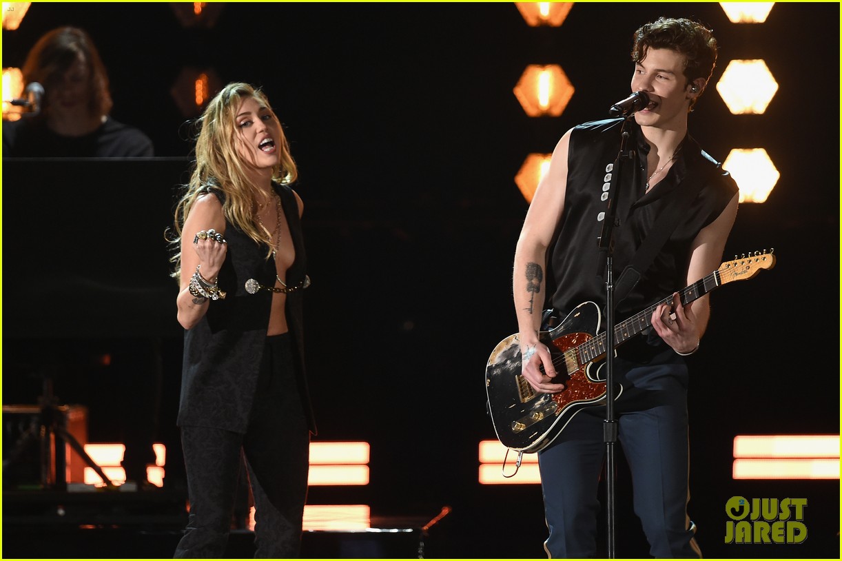 shawn mendes bares biceps grammys performance miley cyrus 11