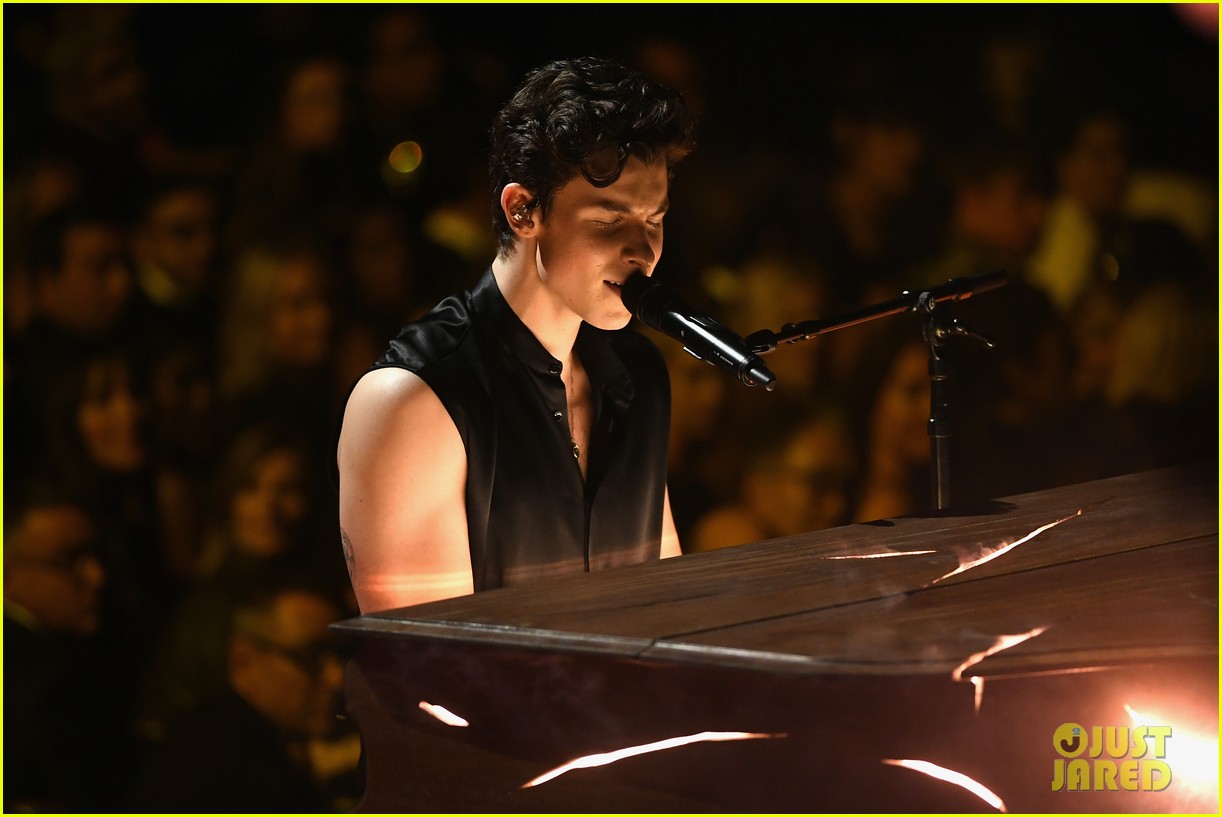shawn mendes bares biceps grammys performance miley cyrus 12