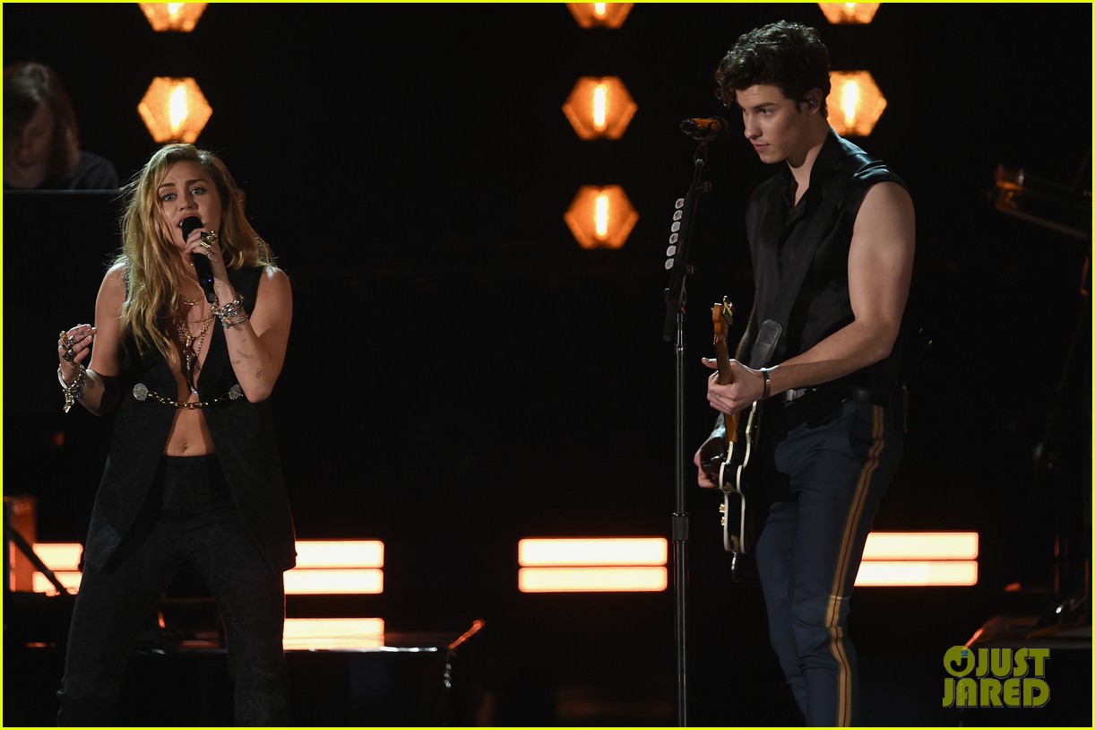 shawn mendes bares biceps grammys performance miley cyrus 15