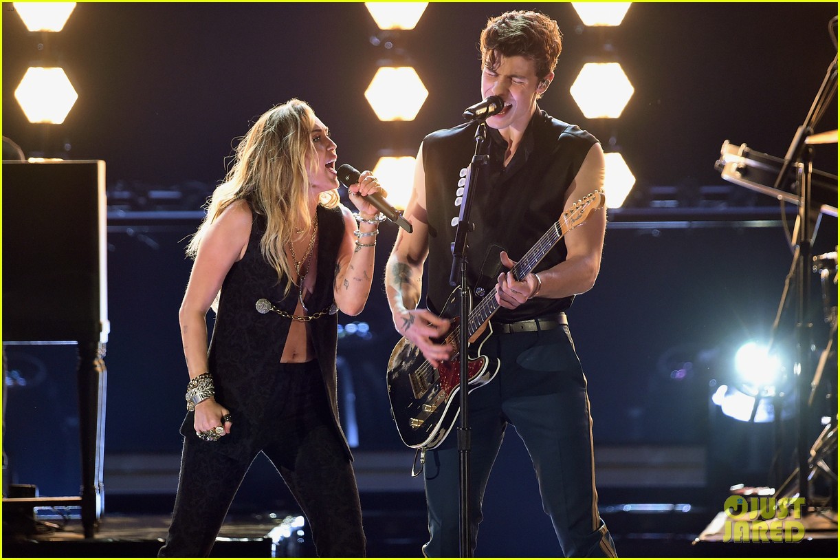 shawn mendes bares biceps grammys performance miley cyrus 17