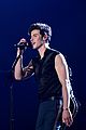 shawn mendes bares biceps grammys performance miley cyrus 02